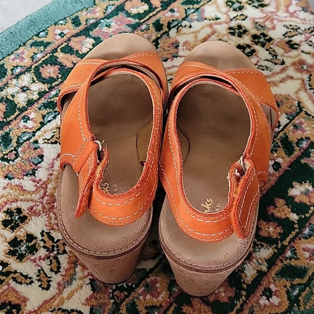 Clarks Genuine Leather Wedge Sandal w Velcro Strap - Picture 4 of 8